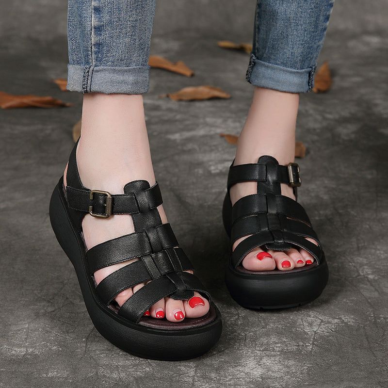 Römersandalen Mit Keilschnalle Im Sommer