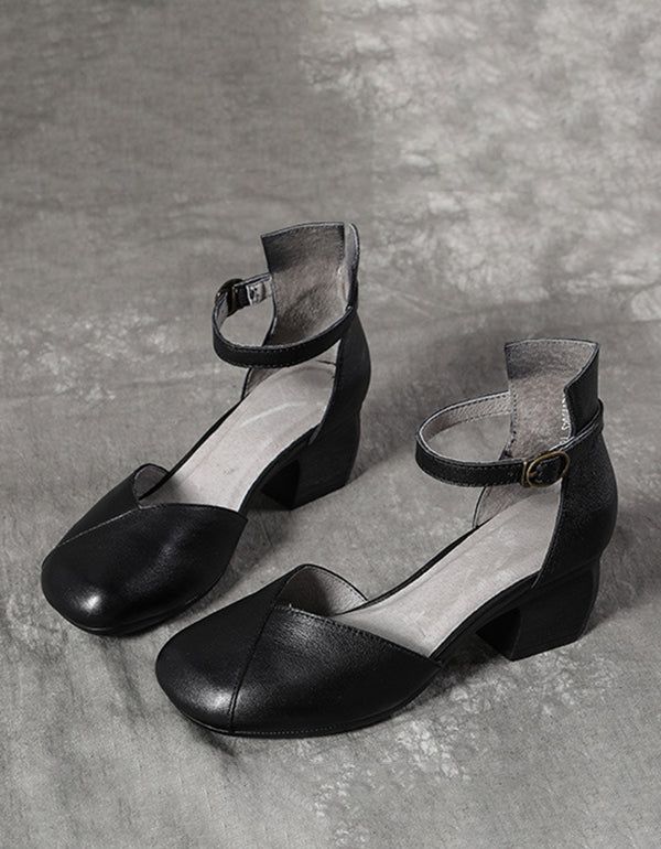 Schlichte Klobige Pumps Mit Lederschnalle Und Mittlerem Absatz