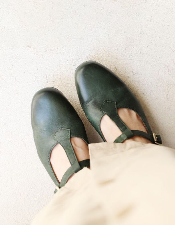 Getragene Strukturierte Handgefertigte Vintage-flache Schuhe Aus Echtem Leder Mit T-strap